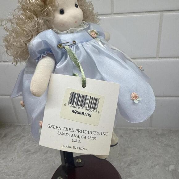 Vintage Greentree music box 8” doll of the month Aquarius with tags, stand. - Picture 7 of 15